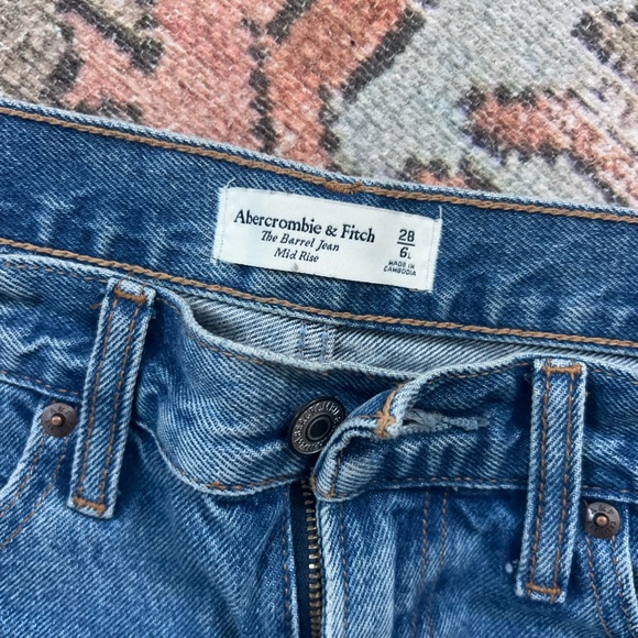 Abercrombie & Fitch medium wash barrel Jeans - Picture 3 of 5